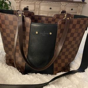 Selling beautiful LV bag in v good condition.